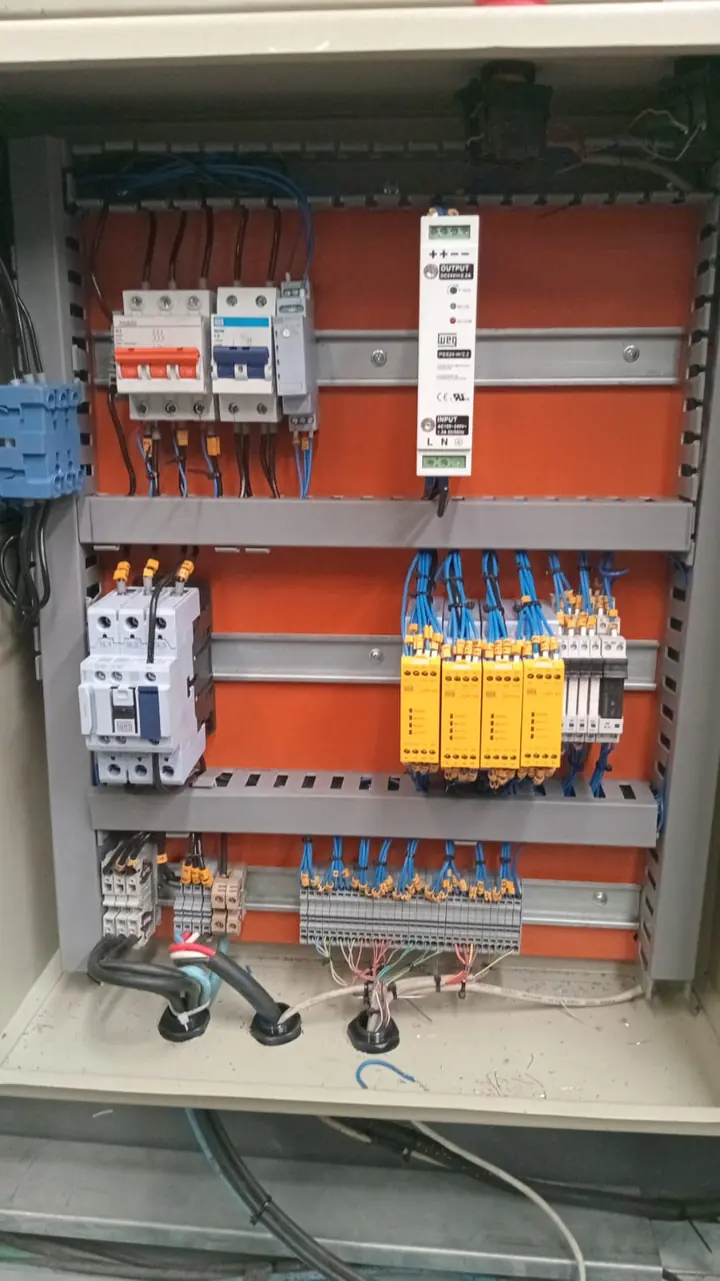 Painel elétrico da linha com relés de segurança