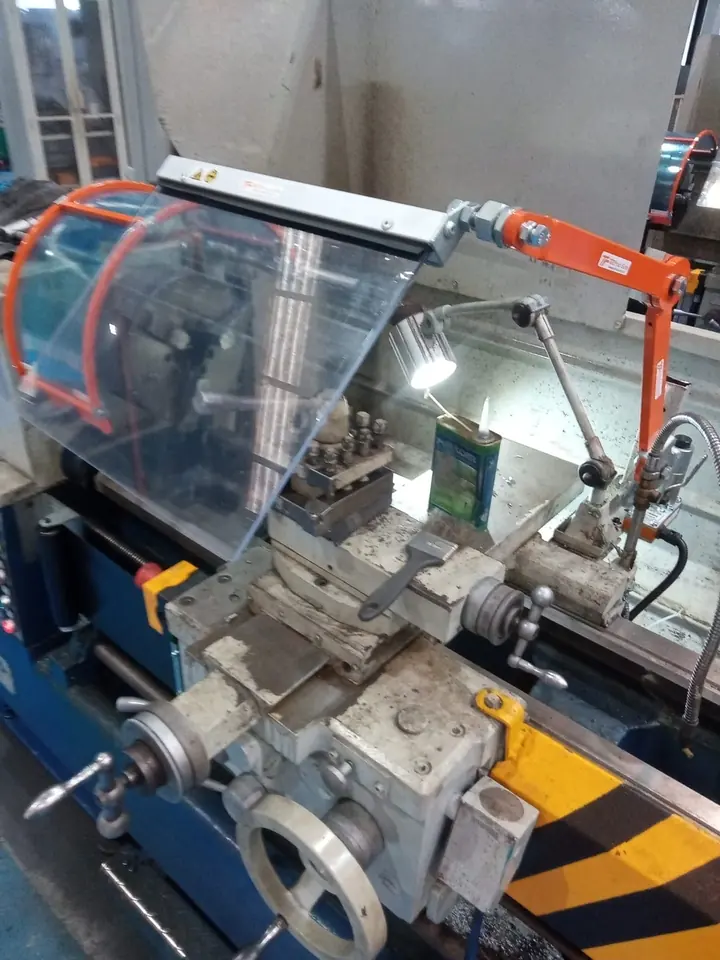 Torno com proteção de placa e anteparo transparente contra cavacos